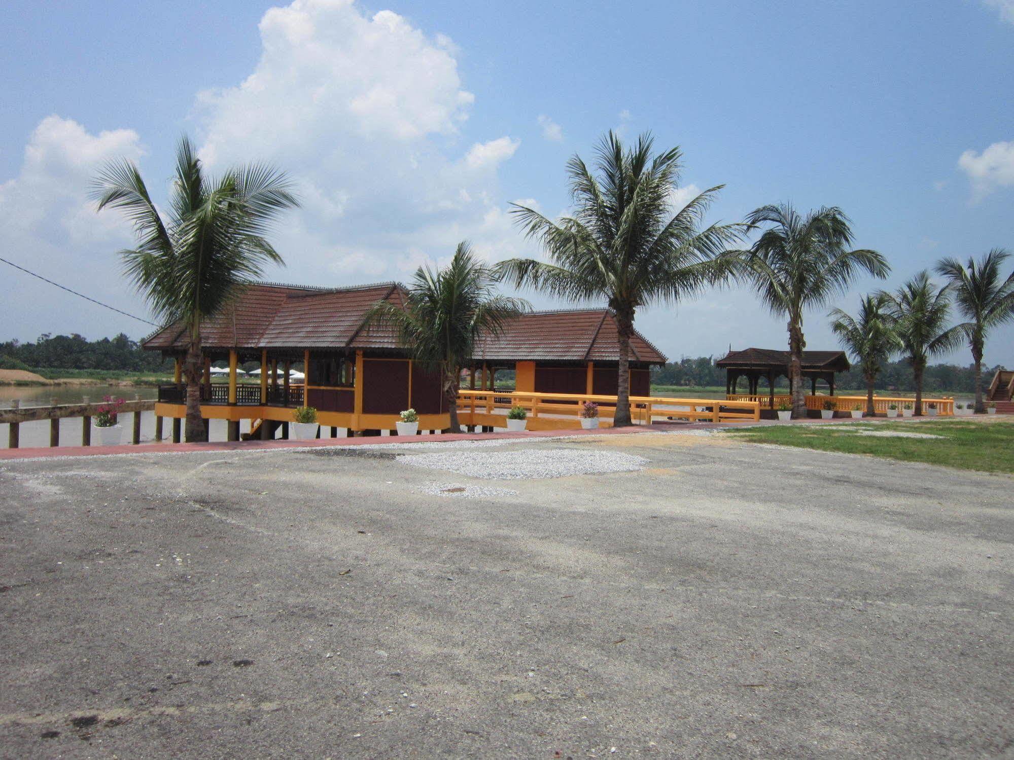 Green Village Pasir Salak Eco River Resort Kampung Gajah  Exterior photo